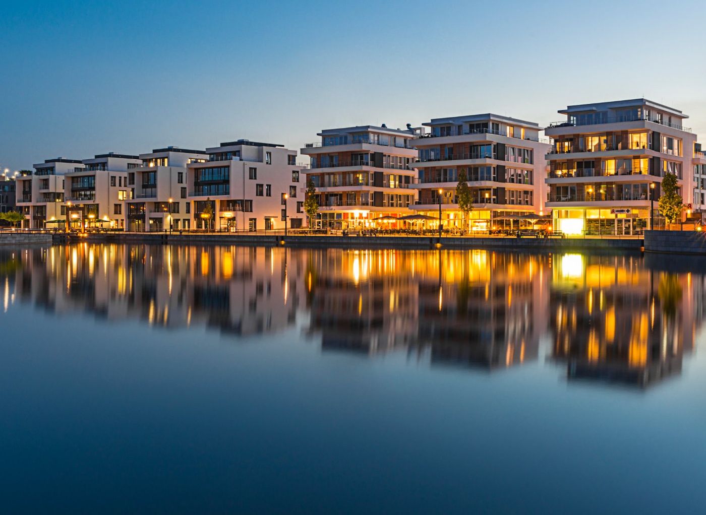 Wohnanlage am Wasser im Ruhrgebiet zur blauen Stunde