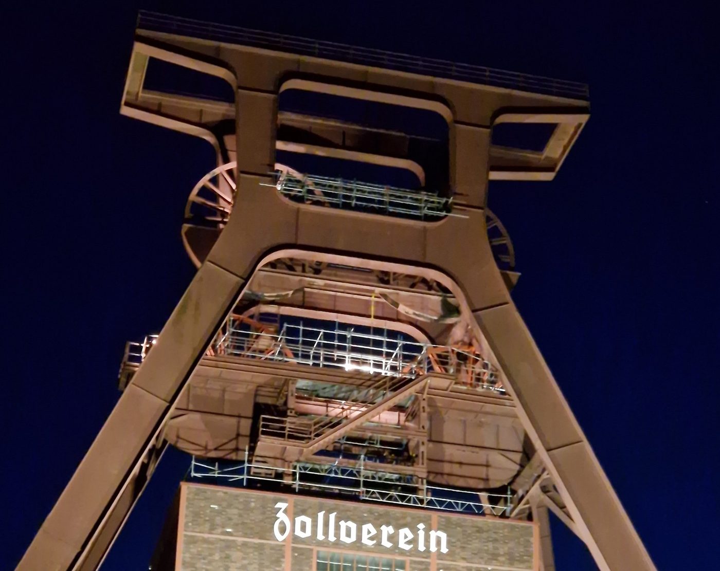 Industriedenkmal im Ruhrgebiet bei Nacht